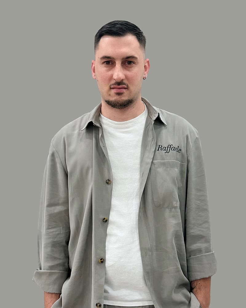 Raffaele D'Angelo, barbiere campione del mondo, ritratto in bottega a Trentola Ducenta
